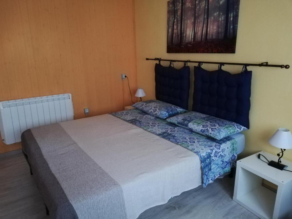 1 dormitorio con 1 cama con cabecero azul en Bed and Breakfast Porta Romana, en Omegna