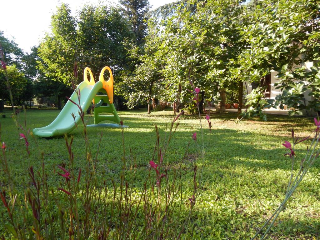 A garden outside Agriturismo Monte degli Angeli