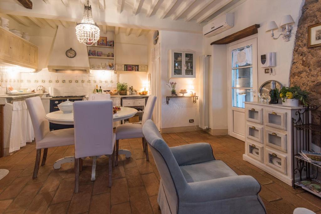 Posedenie v ubytovaní Charming farmhouse in the hills, private pool, sea view, dream panorama