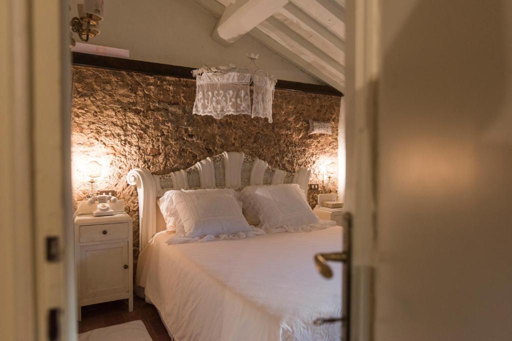 Posteľ alebo postele v izbe v ubytovaní Charming farmhouse in the hills, private pool, sea view, dream panorama