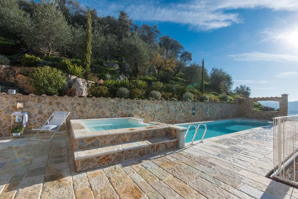 Bazén v ubytovaní Charming farmhouse in the hills, private pool, sea view, dream panorama alebo v jeho blízkosti