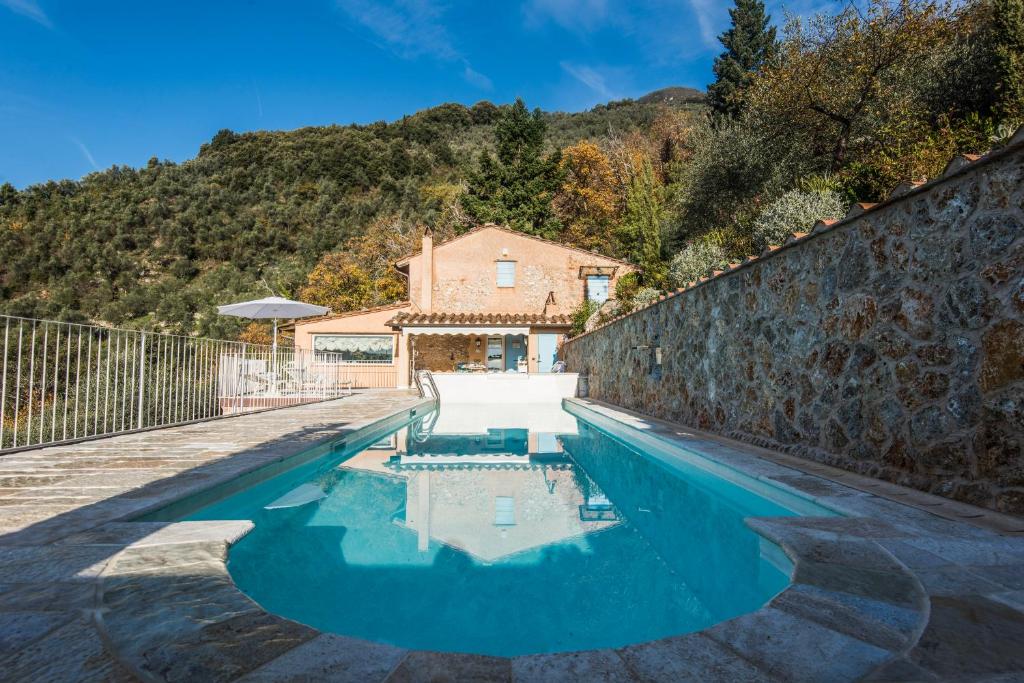 Bazén v ubytovaní Charming farmhouse in the hills, private pool, sea view, dream panorama alebo v jeho blízkosti