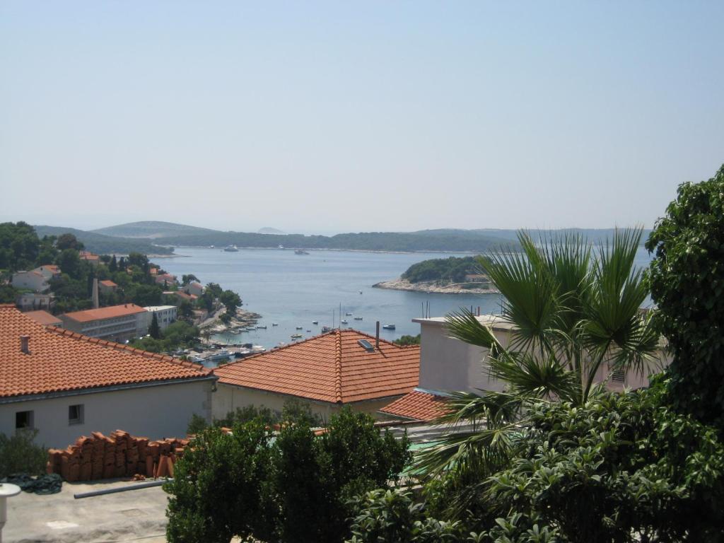 - une vue sur une grande étendue d'eau avec des maisons dans l'établissement House Tonka Apartment, à Hvar