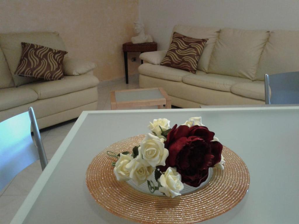 een bloemstuk op een tafel in een woonkamer bij La mansarda dello scultore in Niscemi