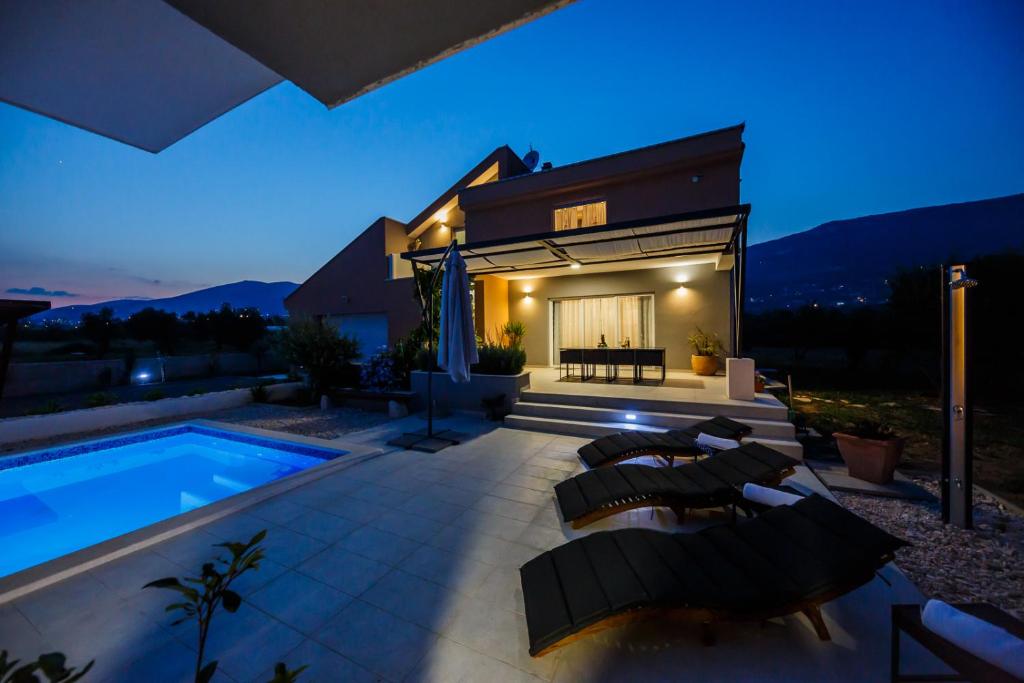 Bazén v ubytovaní Villa Toni with 5 bedrooms and heated pool alebo v jeho blízkosti
