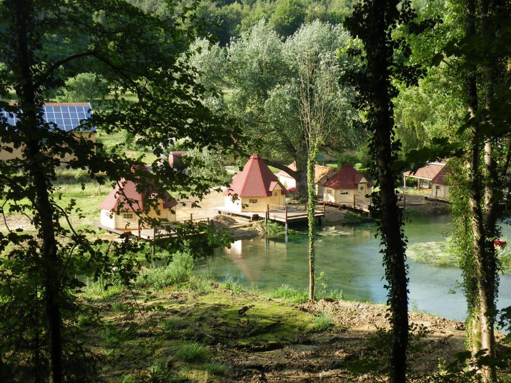 a view of a river with houses and trees at kotas-Esprit Nordique in Balaives-et-Butz