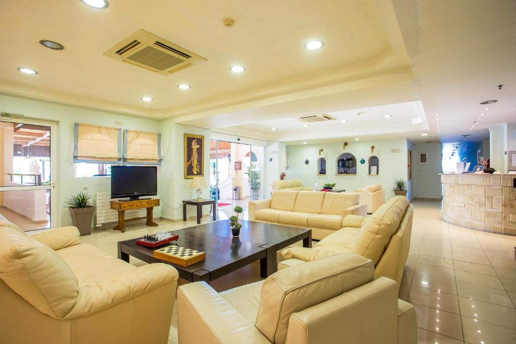 TV a/nebo společenská místnost v ubytování Mon Repos Hotel
