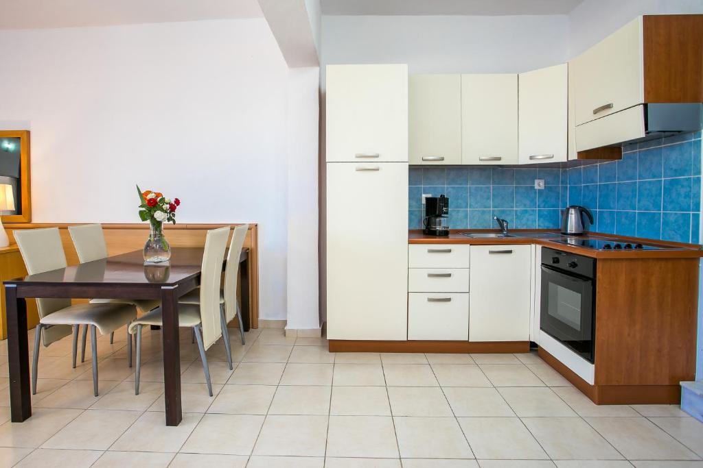 Kuchyň nebo kuchyňský kout v ubytování Mon Repos Hotel