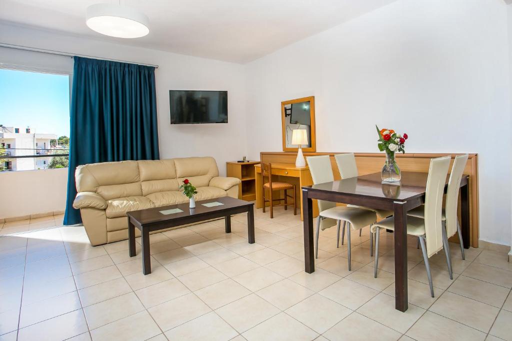 TV a/nebo společenská místnost v ubytování Mon Repos Hotel