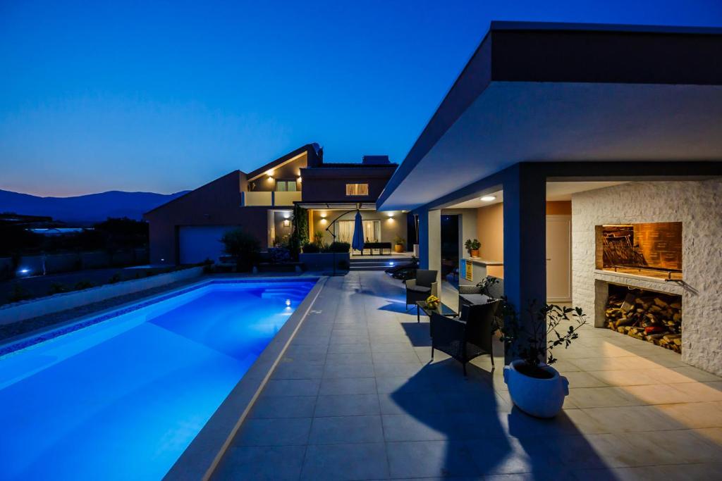 Bazén v ubytovaní Villa Toni with 5 bedrooms and heated pool alebo v jeho blízkosti