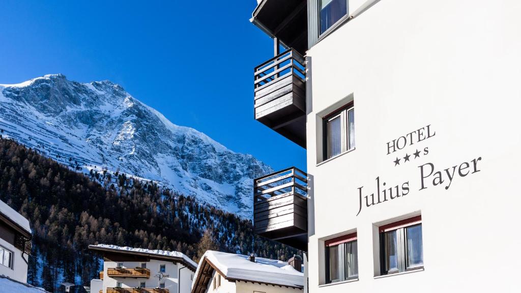 Nespecifikovaný výhled na hory nebo výhled na hory při pohledu z hotelu