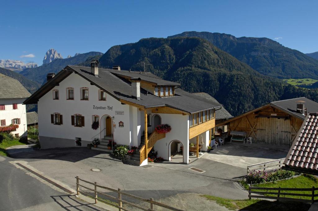 eine Luftansicht des Gasthofs mit Bergen im Hintergrund in der Unterkunft Zehentnerhof in Lajen