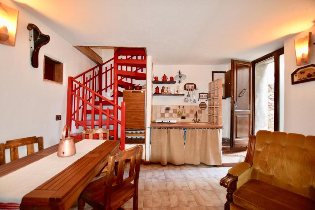 cocina con escalera y mesa en una habitación en Luciano e Norma House Il Rustico, en Gerfalco