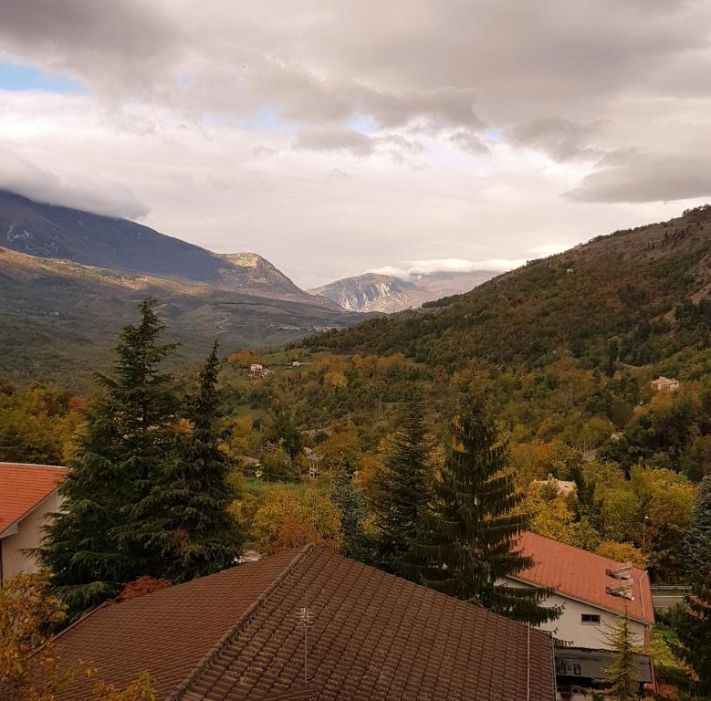 vista su una valle con alberi e montagne di Casa Vacanze Sia a Caramanico Terme