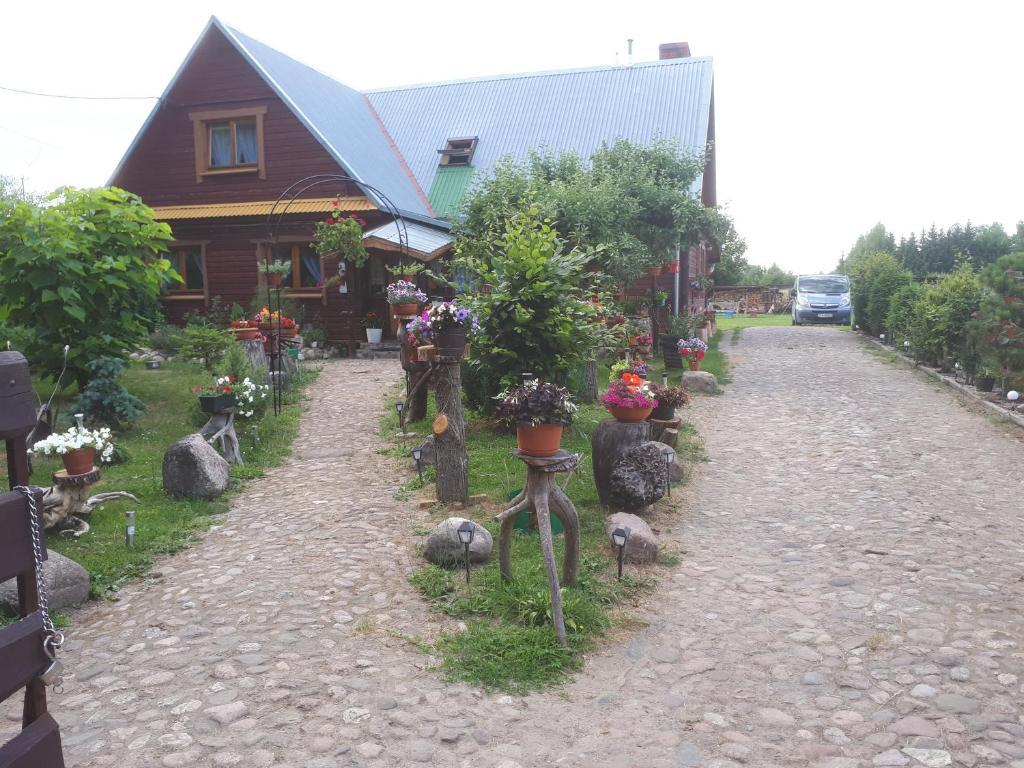 ビャウォヴィエジャにあるOlsikの鉢植えの石畳の道