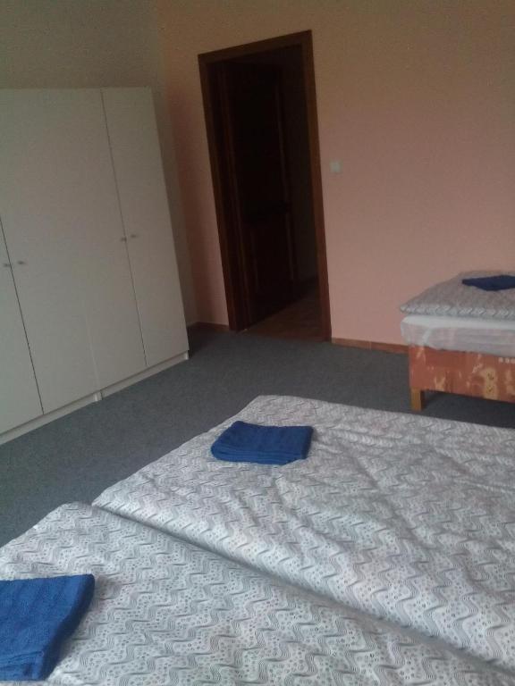 Łóżko lub łóżka w pokoju w obiekcie U nových přátel