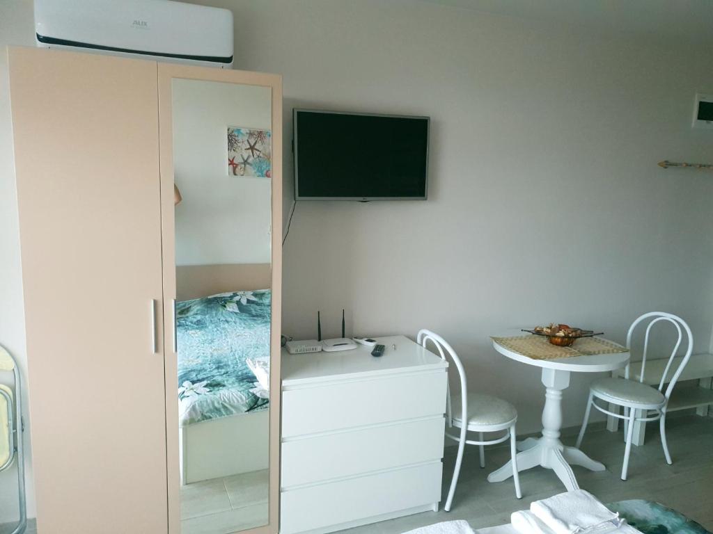 A television and/or entertainment centre at Apart Hotel Iglika