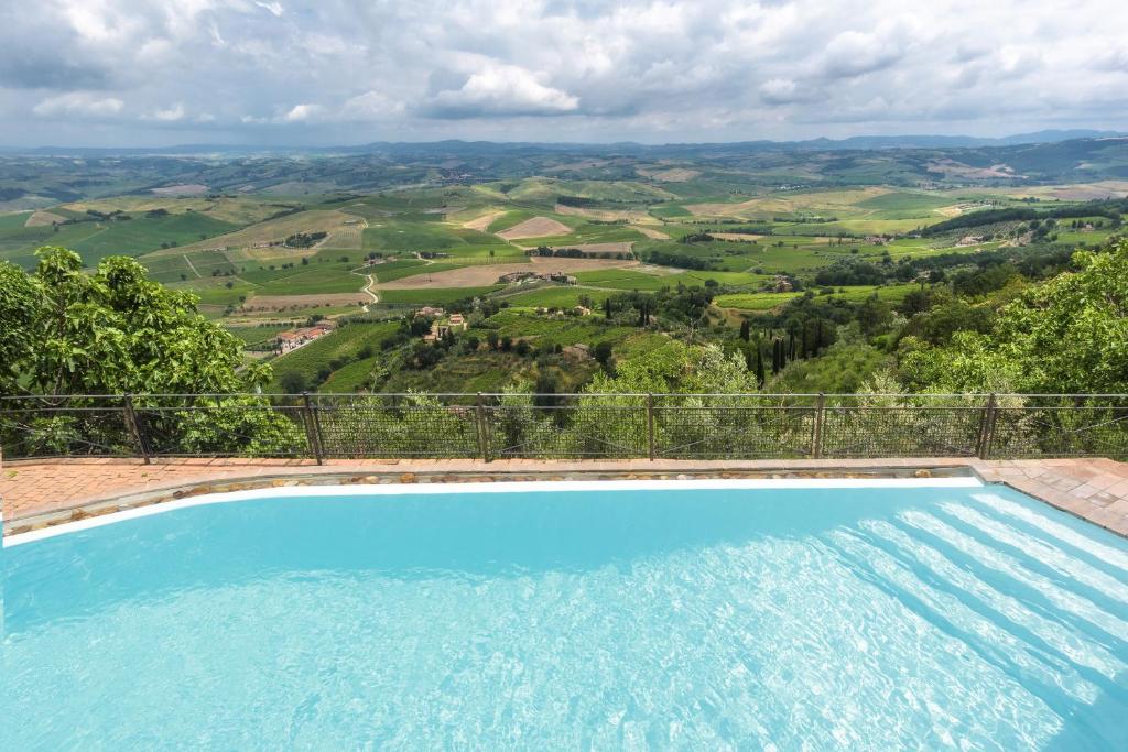 een zwembad met uitzicht op een vallei bij Hotel Dei Capitani in Montalcino