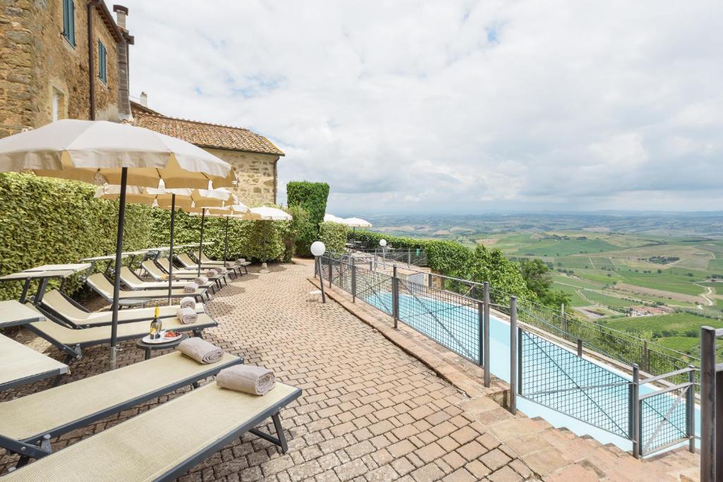 Bazén v ubytování Hotel Dei Capitani nebo v jeho okolí