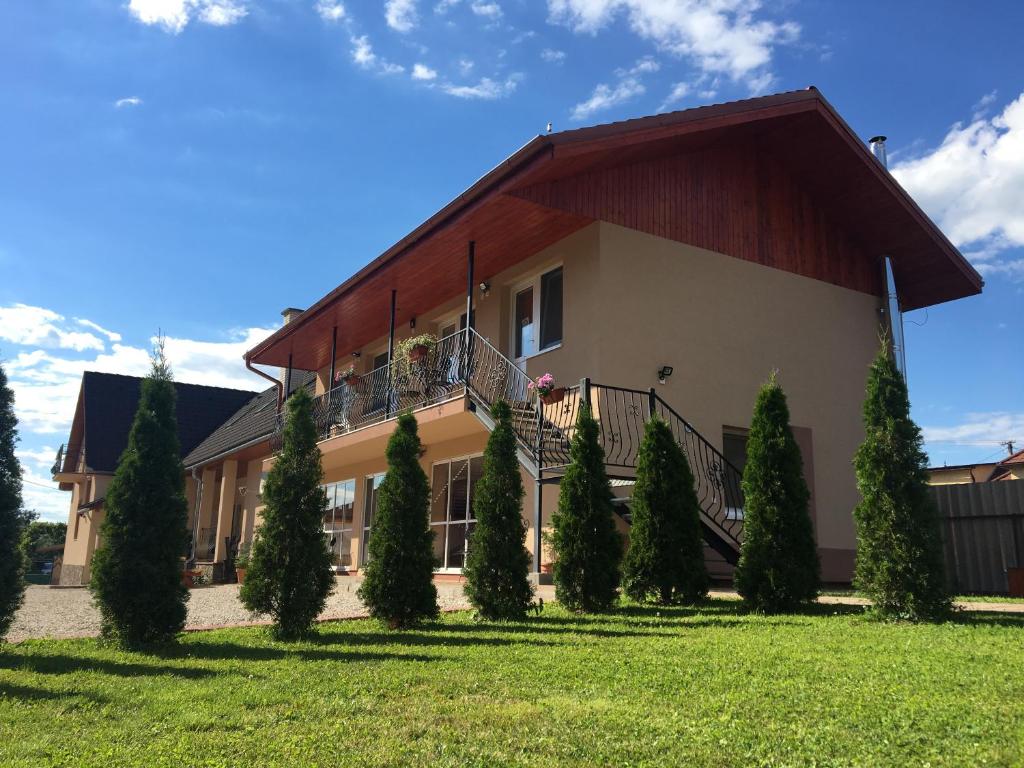 una casa con tetto di gambero di Penzión Bernáth a Rožňava