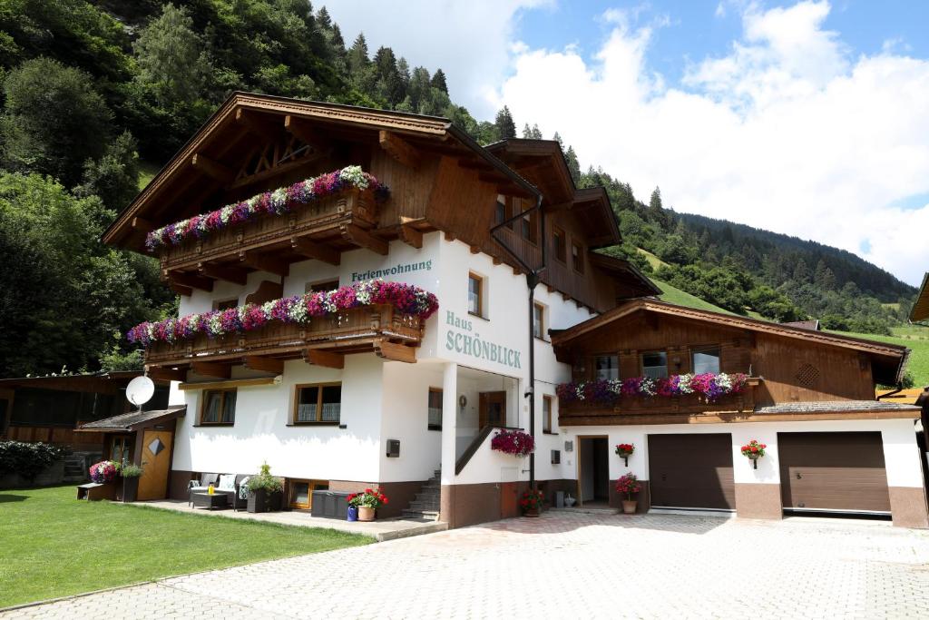 un edificio con dei fiori sul lato di Haus Schönblick a Neustift im Stubaital