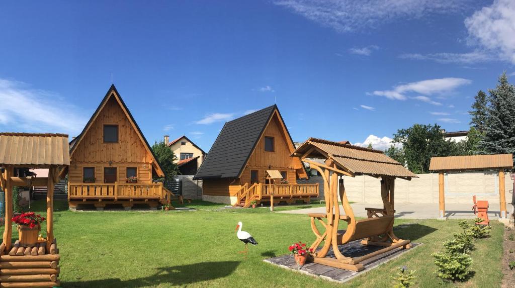 una casa con un patio con un columpio en Cottage Family, en Hrabušice