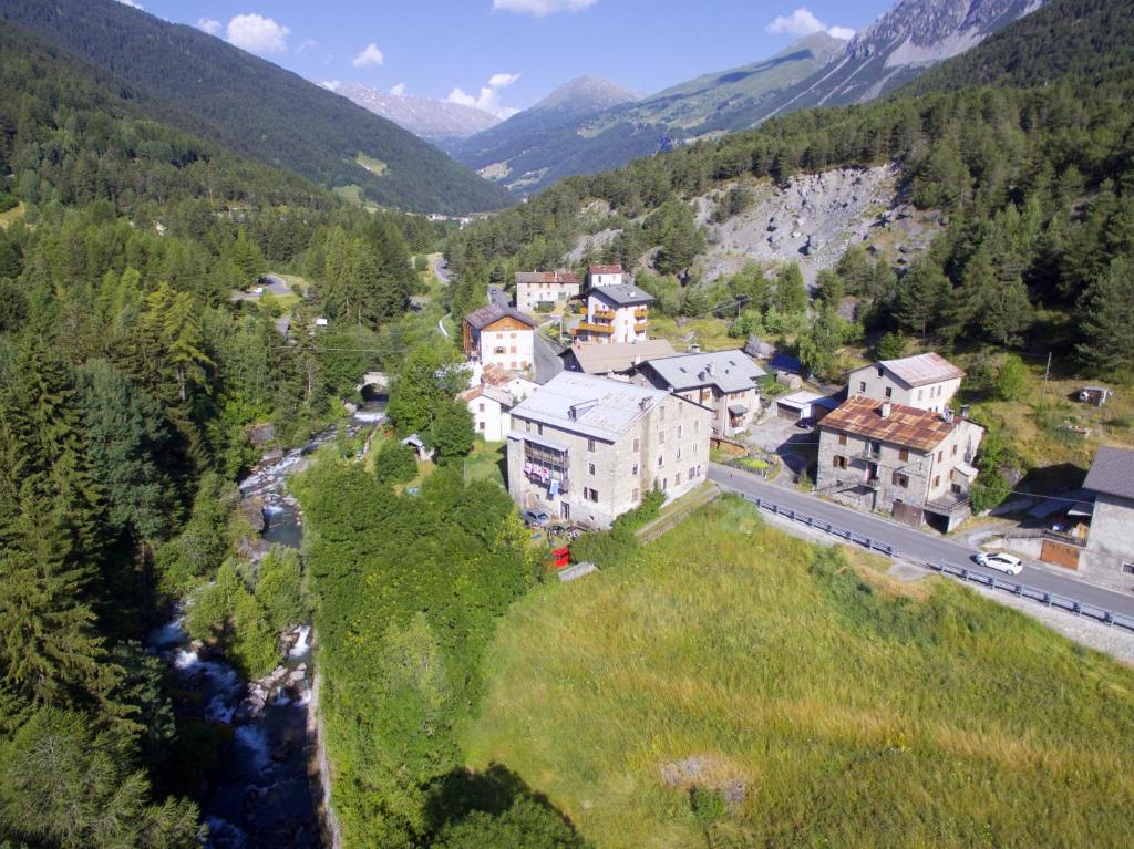 una vista aerea di una grande casa in montagna di Guesthouse Seghetto a Valdidentro