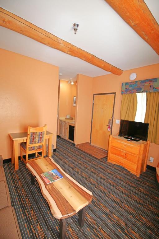 TV a/nebo společenská místnost v ubytování Southwest Inn at Sedona