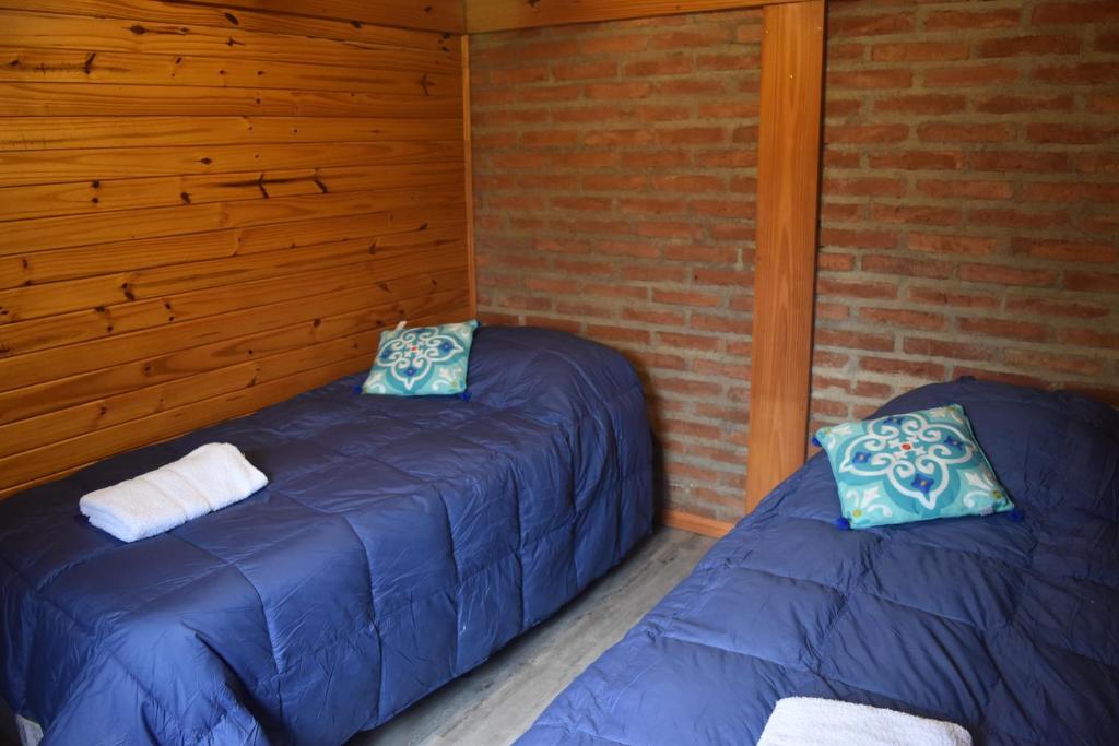 Postel nebo postele na pokoji v ubytování Cabañas Del Lacar