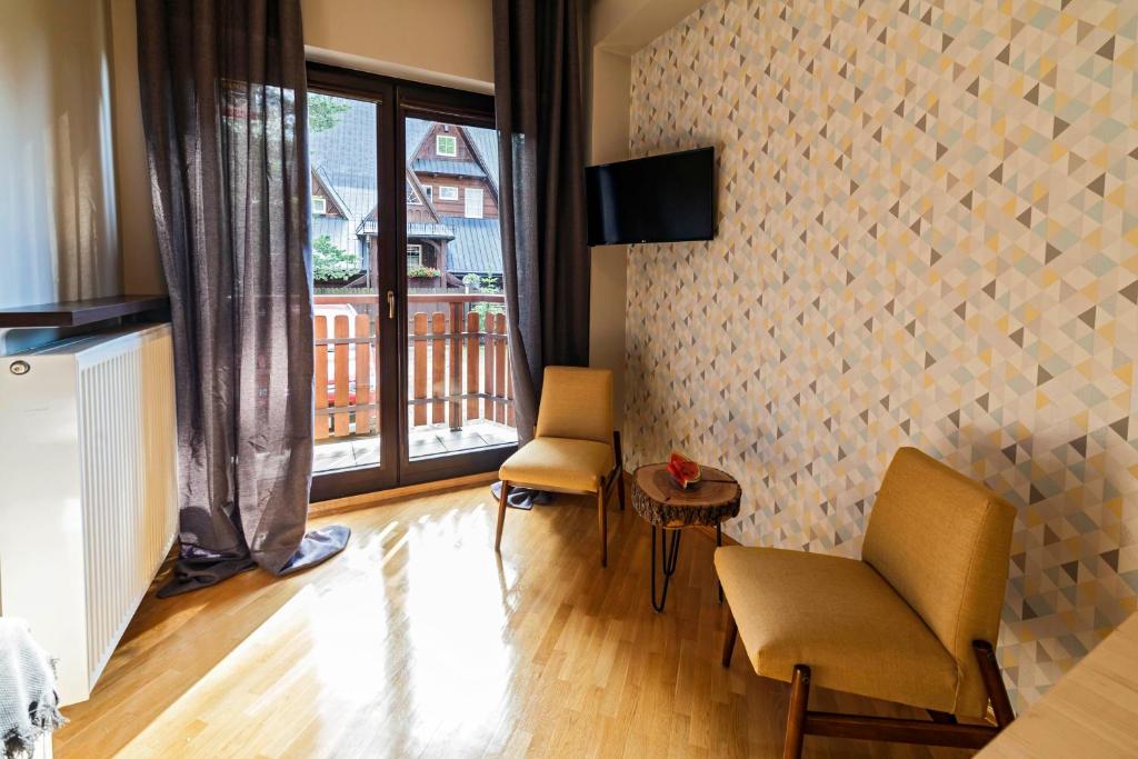 Televízia a/alebo spoločenská miestnosť v ubytovaní Willa Mecenasówka