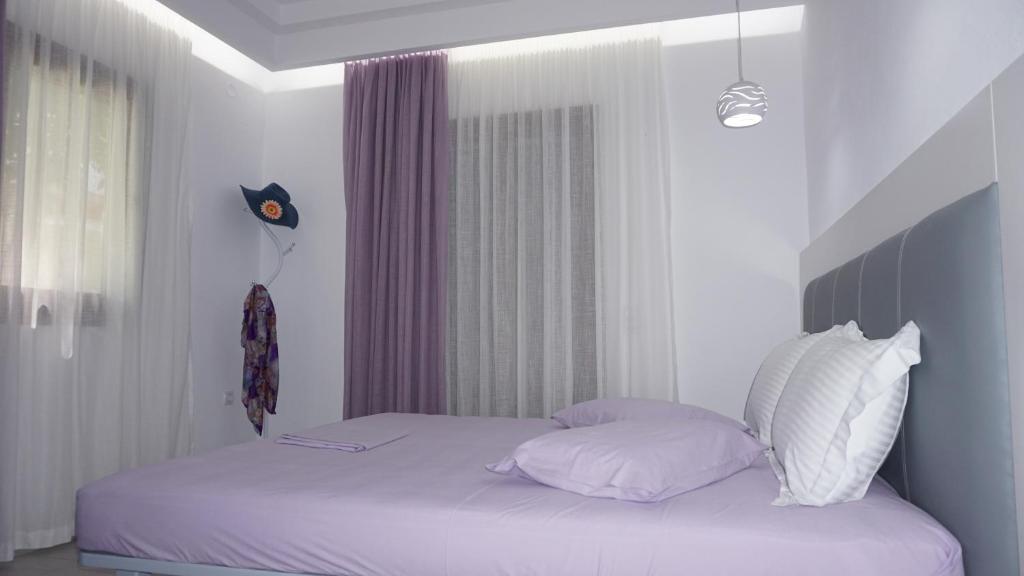 Postel nebo postele na pokoji v ubytování Sivota Colours
