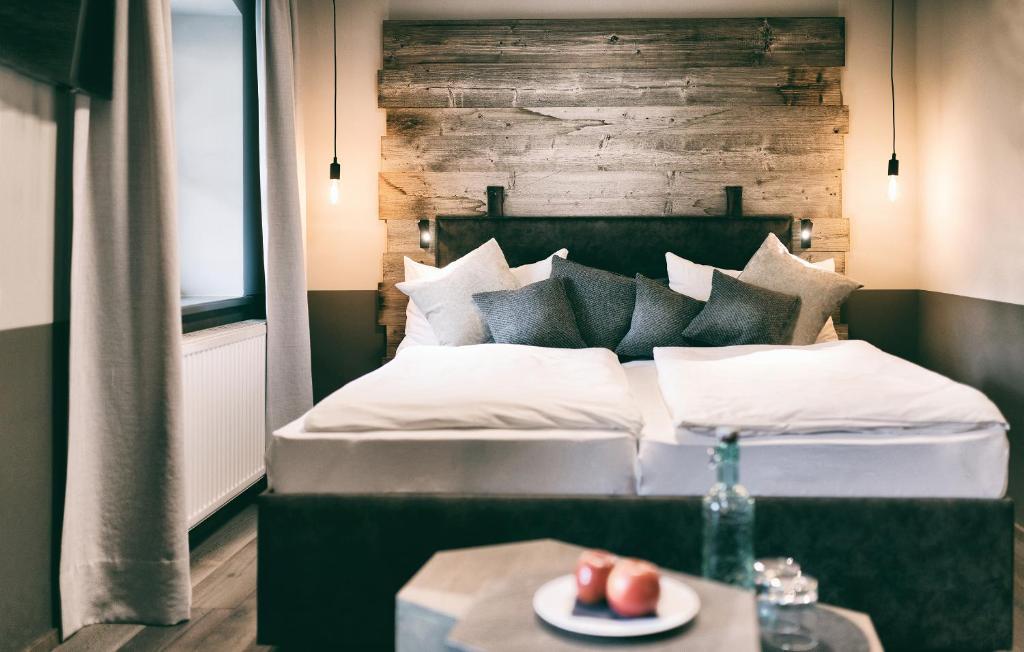 een slaapkamer met een bed en een tafel met een fruitschaal bij Berg-Leben in Grossarl