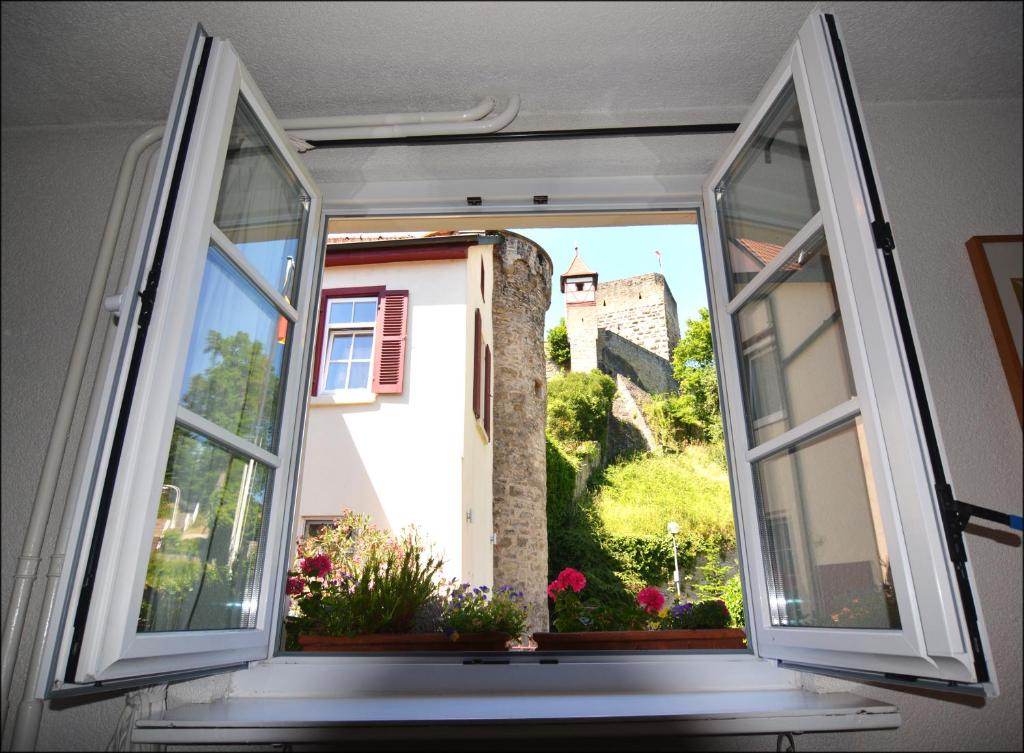 una ventana abierta con vistas a un edificio en Hotel Herberge zur Traube en Bad Wimpfen