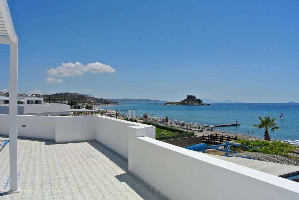 Vom Balkon eines Resorts genießen Sie Meerblick. in der Unterkunft APARTMENTS kokalaki in Kefalos