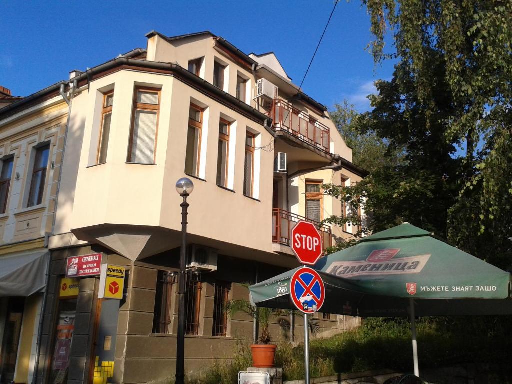 una señal de stop frente a un edificio en Apartment Domino, en Belogradchik