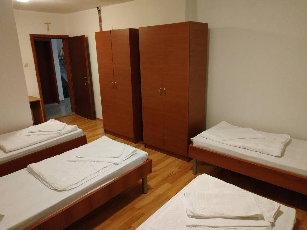 Una cama o camas en una habitación de Rooms Ava Raj