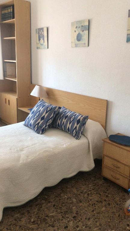タラゴナにあるRamón y Cajal - Aptのベッドルーム1室(枕付)