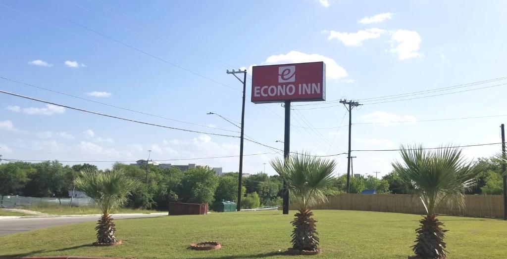um sinal para uma estalagem corona na berma de uma estrada em Econo Inn Lackland AFB-Seaworld San Antonio em San Antonio