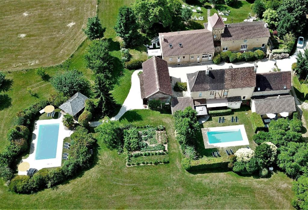 an aerial view of a house with a swimming pool at Le Clos Vallis in Sarlat-la-Canéda