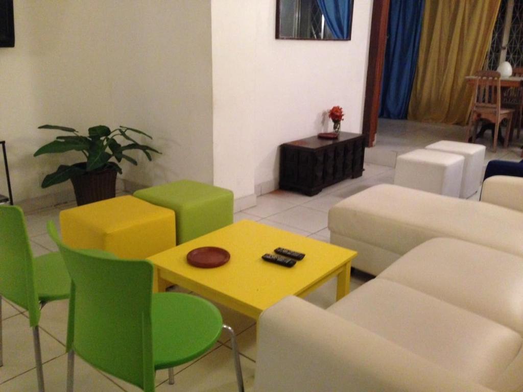 sala de estar con sofá, mesa y sillas en Cobertura,Copa,Metro,CopaPalace,3q, en Río de Janeiro