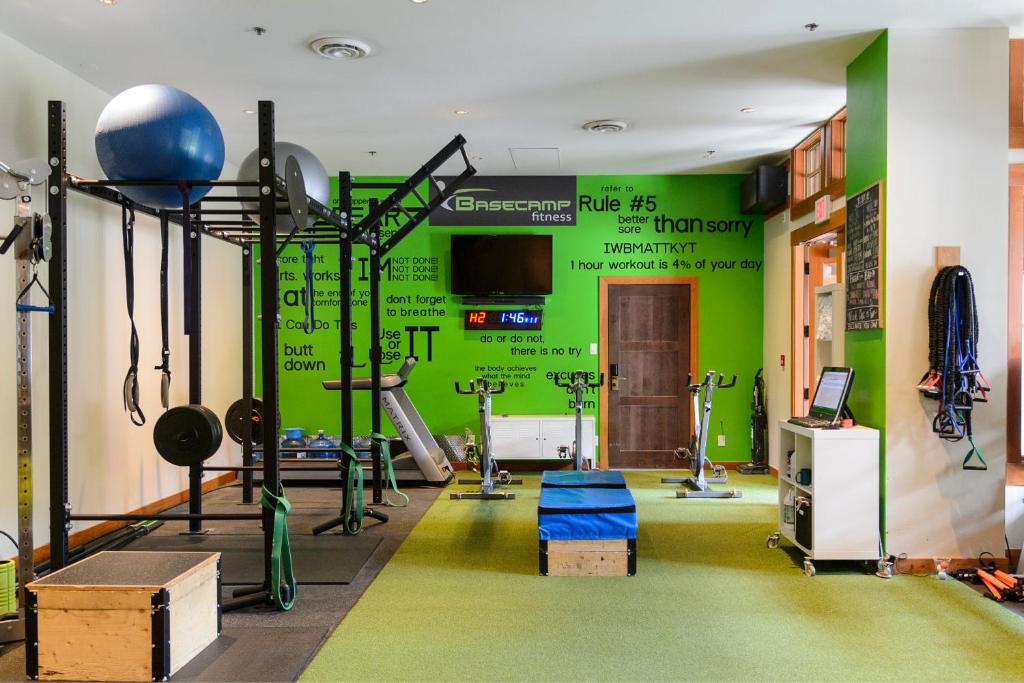 Spordikeskus ja/või sportimisvõimalused majutusasutuses Nita Lake Lodge