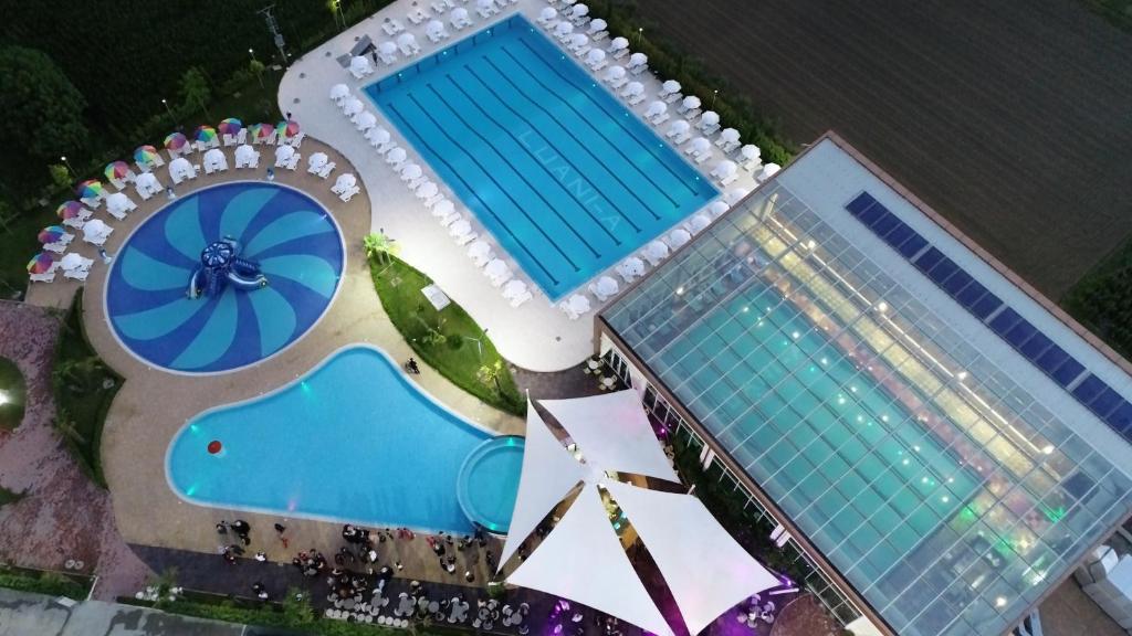 una vista sulla piscina di un resort di Luani-A spa & wellness center a Shkodër