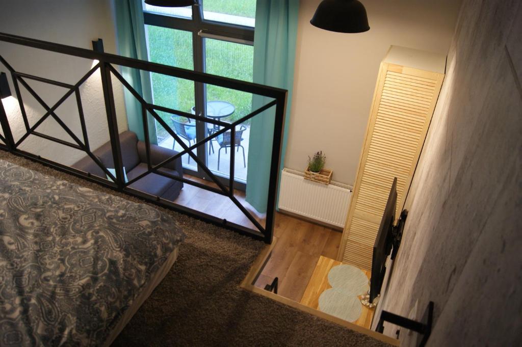 widok na pokój z łóżkiem i oknem w obiekcie Mini Loft w Starym Browarze w Gdańsku
