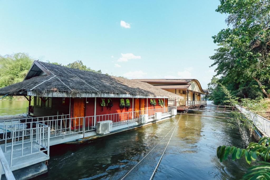Výhled na řeku, která protéká v blízkosti hotelu