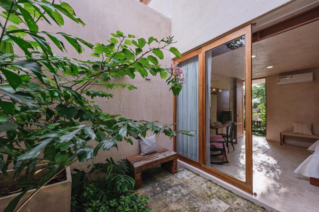 Um jardim no exterior de Colonte Hotel Origen