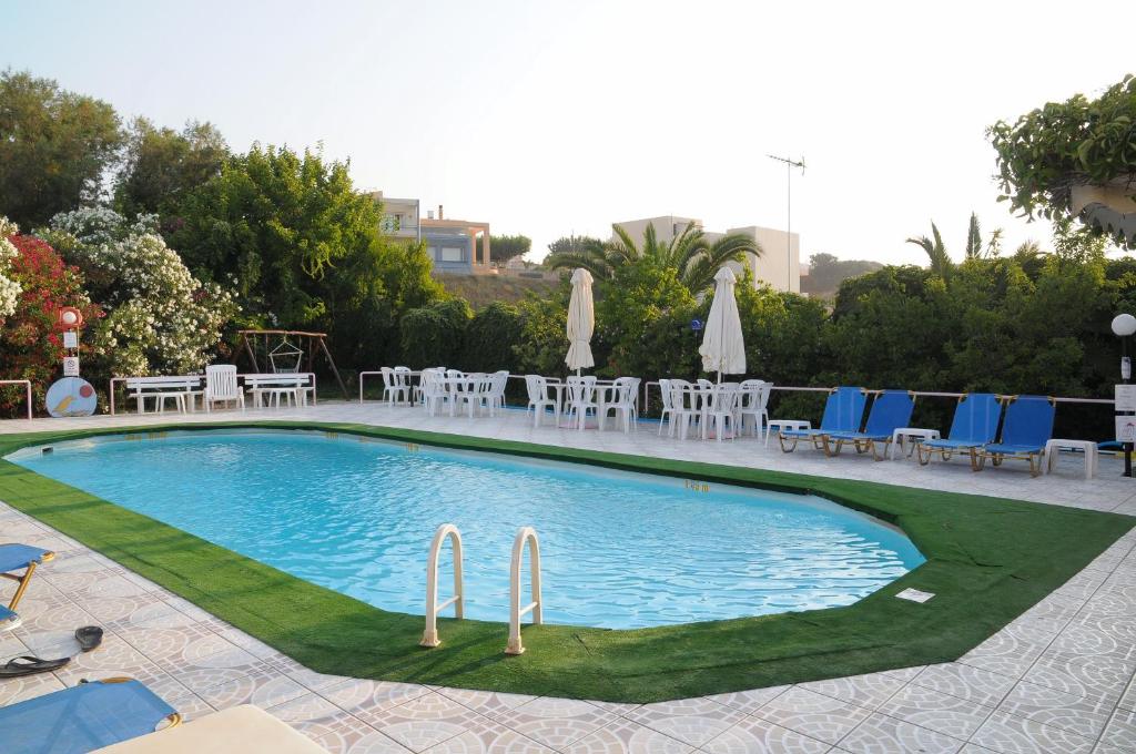 Bazén v ubytování Alkion Hotel nebo v jeho okolí