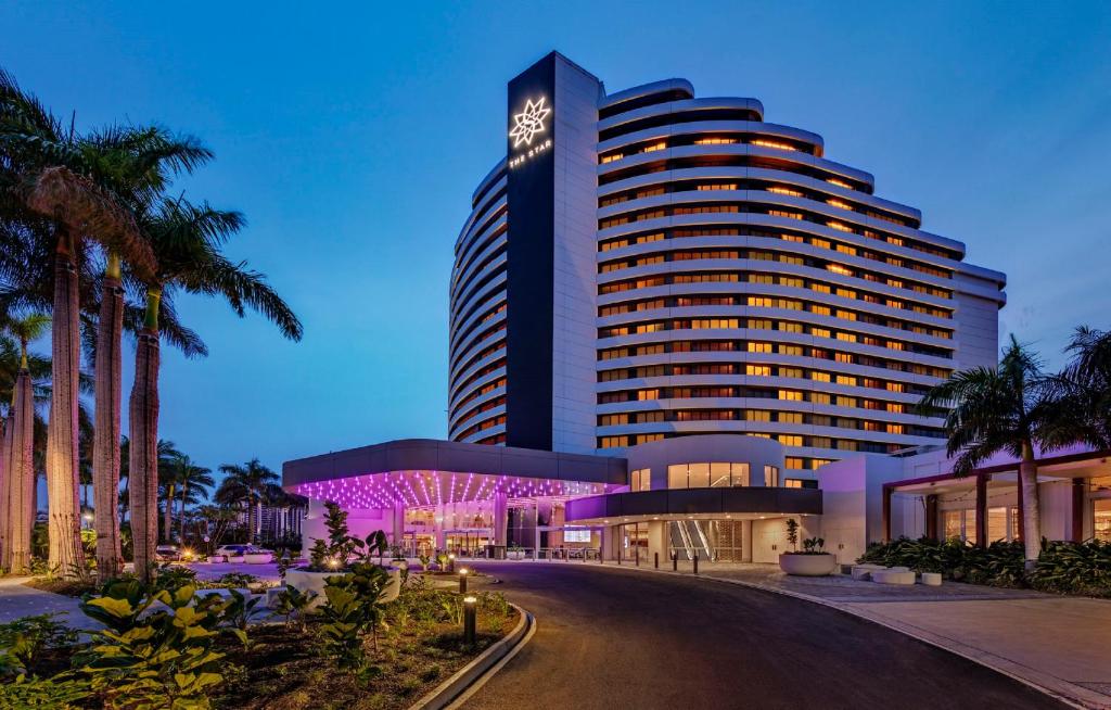 ein großes Gebäude mit einer Uhr darüber in der Unterkunft The Star Grand at The Star Gold Coast in Gold Coast