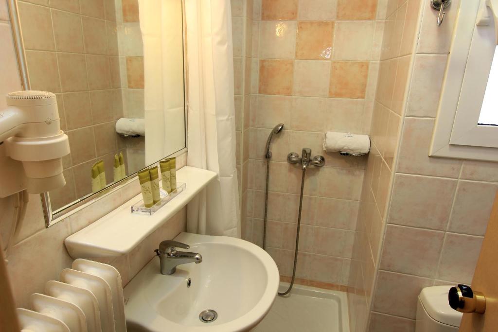 Koupelna v ubytování Triton Hotel Piraeus