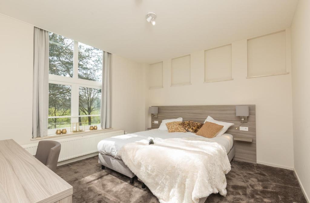 Postel nebo postele na pokoji v ubytování Fletcher Kloosterhotel Willibrordhaeghe