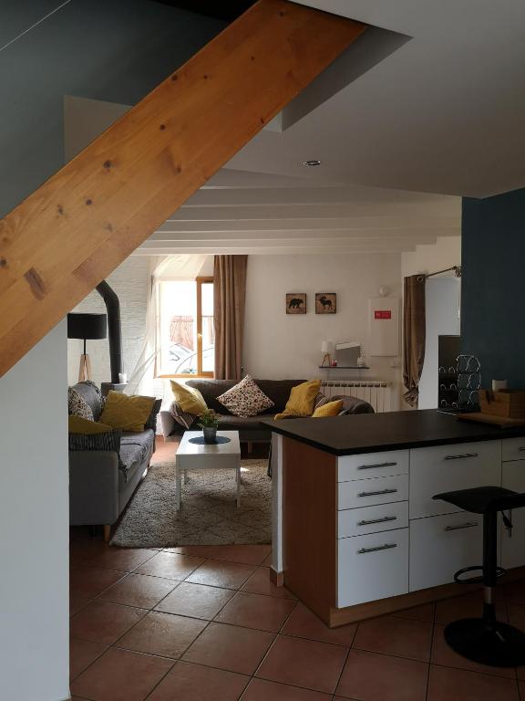 une cuisine et un salon avec un canapé dans l'établissement Maison le Napoléon 3 chambres 7 lits, à Saint-Leu-la-Forêt